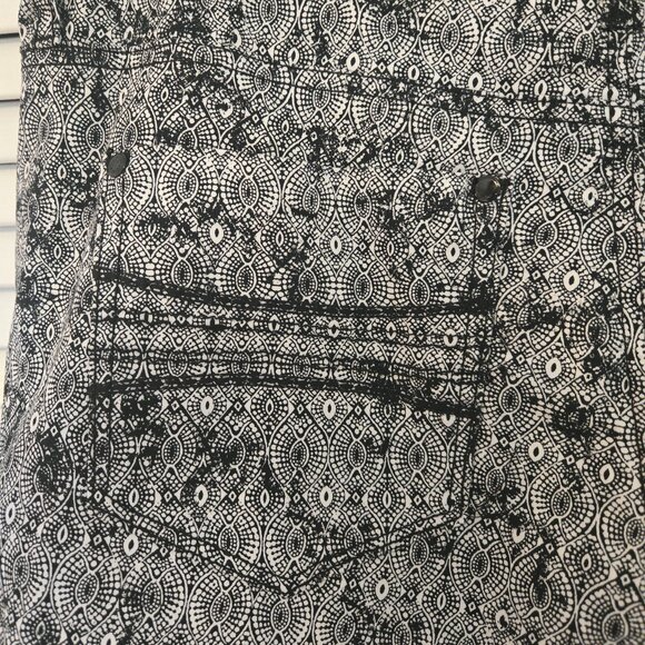 Bandolino Modern Fit Stretch Amy 5-Pocket Shorts - Size 6 - Picture 5 of 6